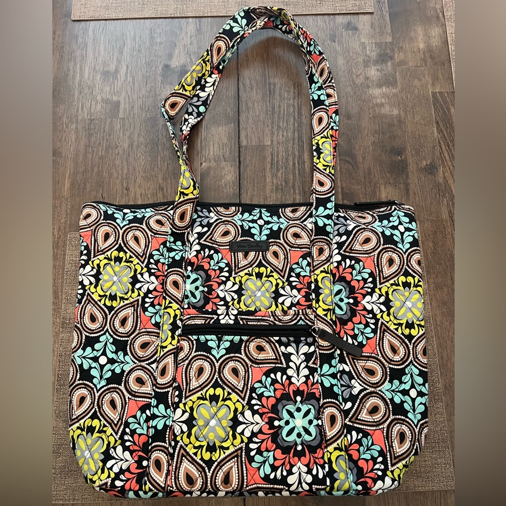 Vera Bradley EUC quilted zippered tote, paisley. Perfect size! Lots of pockets